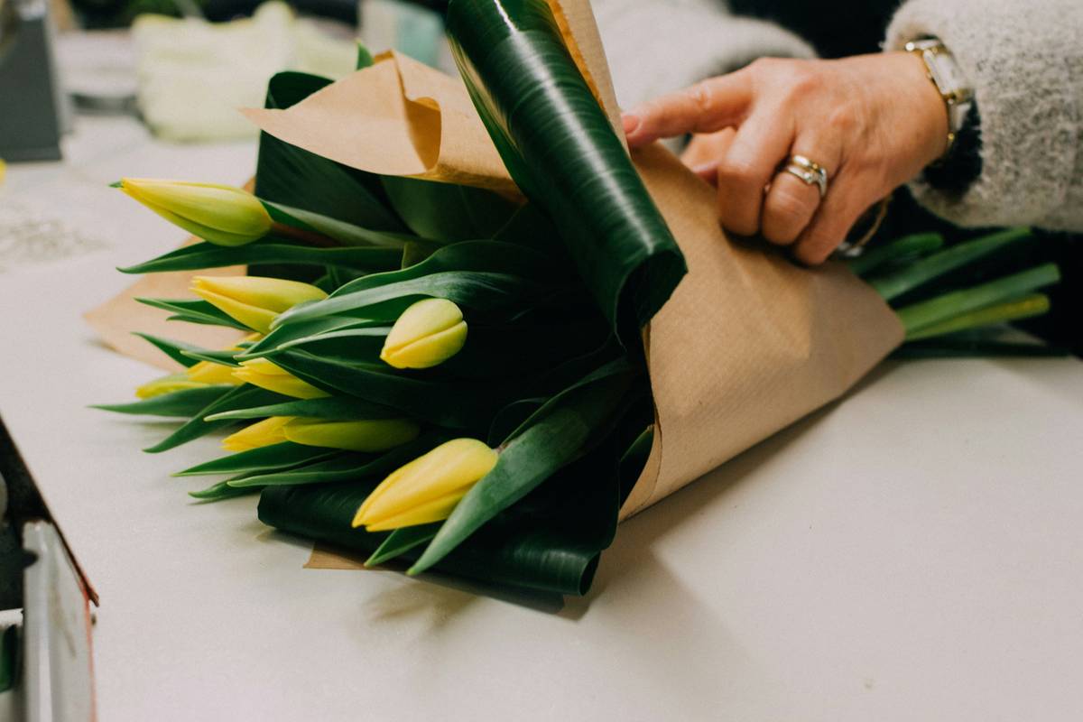 Chart showing low-allergen, highly fragrant flowers safe for sensitive skin: gardenia, jasmine, sweet pea vs. high-risk blooms like lilies and chrysanthemums