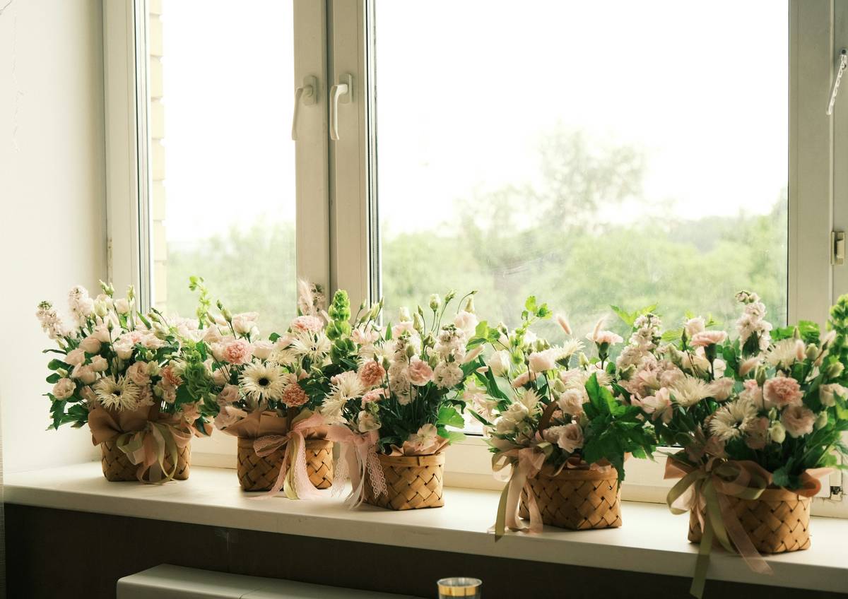 Minimalist flower decoration ideas for home using architectural elements like curtain rods and bookshelves